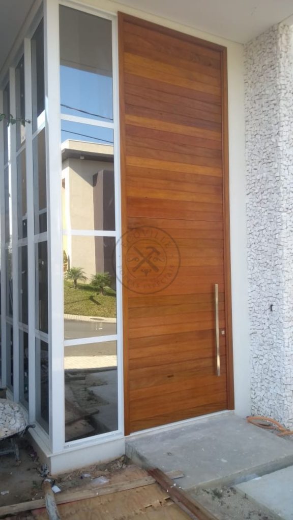 Porta pivotante de Lambril maciço de Cedro com bandeira superior fixa seguindo o mesmo modelo da porta - Imagem 3