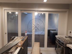 Porta com sistema de correr embutido sobrepostas com vidro panorâmico incolor - Imagem 3