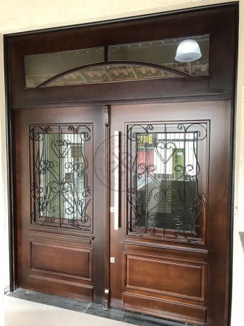 Porta com sistema de abertura dupla maciça com grade de ferro e vidro - Imagem 3