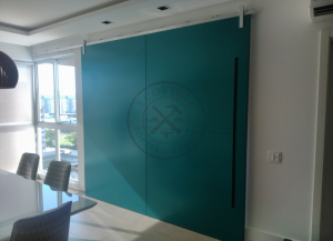 Porta de correr com trilho aparente e revestimento em MDF com pintura laca P.U azul especial acetinado - Imagem 2