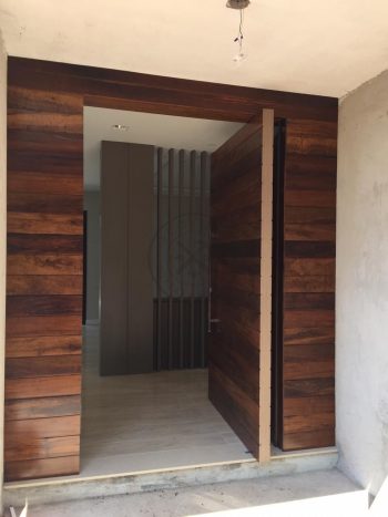 Porta pivotante de lambril de Imbuia com painel lateral fixo seguindo modelo da porta - Imagem 3