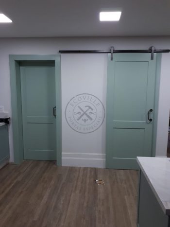 Porta de correr com trilho aparente e revestimento em MDF com pintura laca P.U verde acetinado - Imagem 3