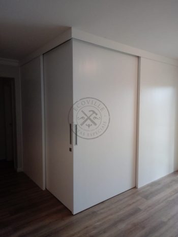 Porta com sistema de correr embutido de canto sob medida - Imagem 3