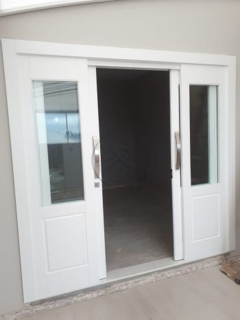 Porta com sistema de correr embutido com visores de vidro - Imagem 3