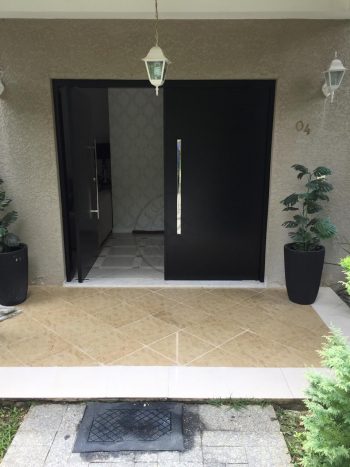 Porta pivotante com revestimento em MDF e pintura em laca preto acetinado - Imagem 2