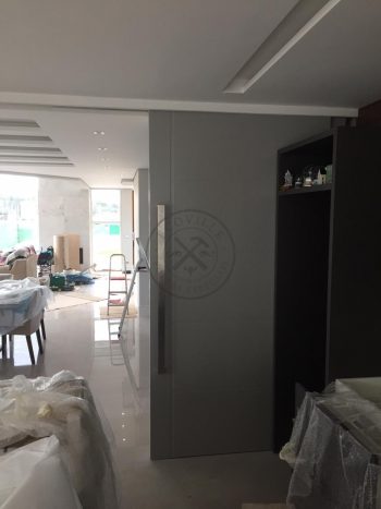 Porta com sistema de correr embutido sobrepostas cor cinza acetinado - Imagem 3