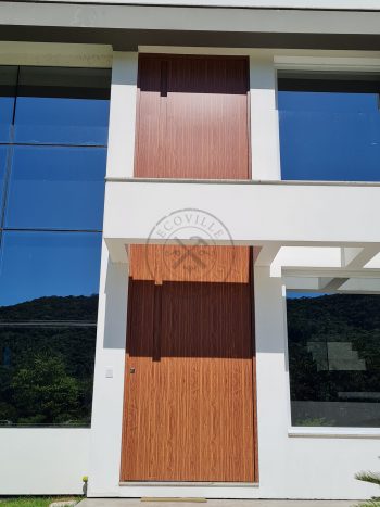 Porta pivotante em ACM amadeirado com puxador cava e dupla vedação - Imagem 2
