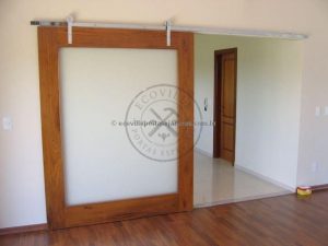 Porta de correr com trilho aparente, vidro panorâmico 10 mm