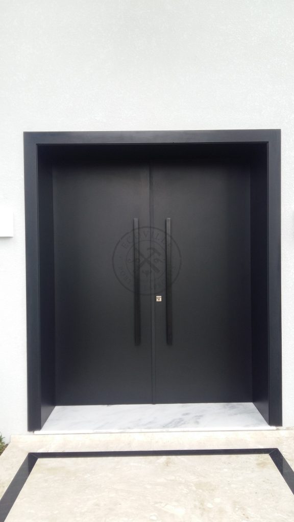 Porta com estrutura metálica no interior com pintura de laca P.U preto acetinado (Sayerlack) - Imagem 2