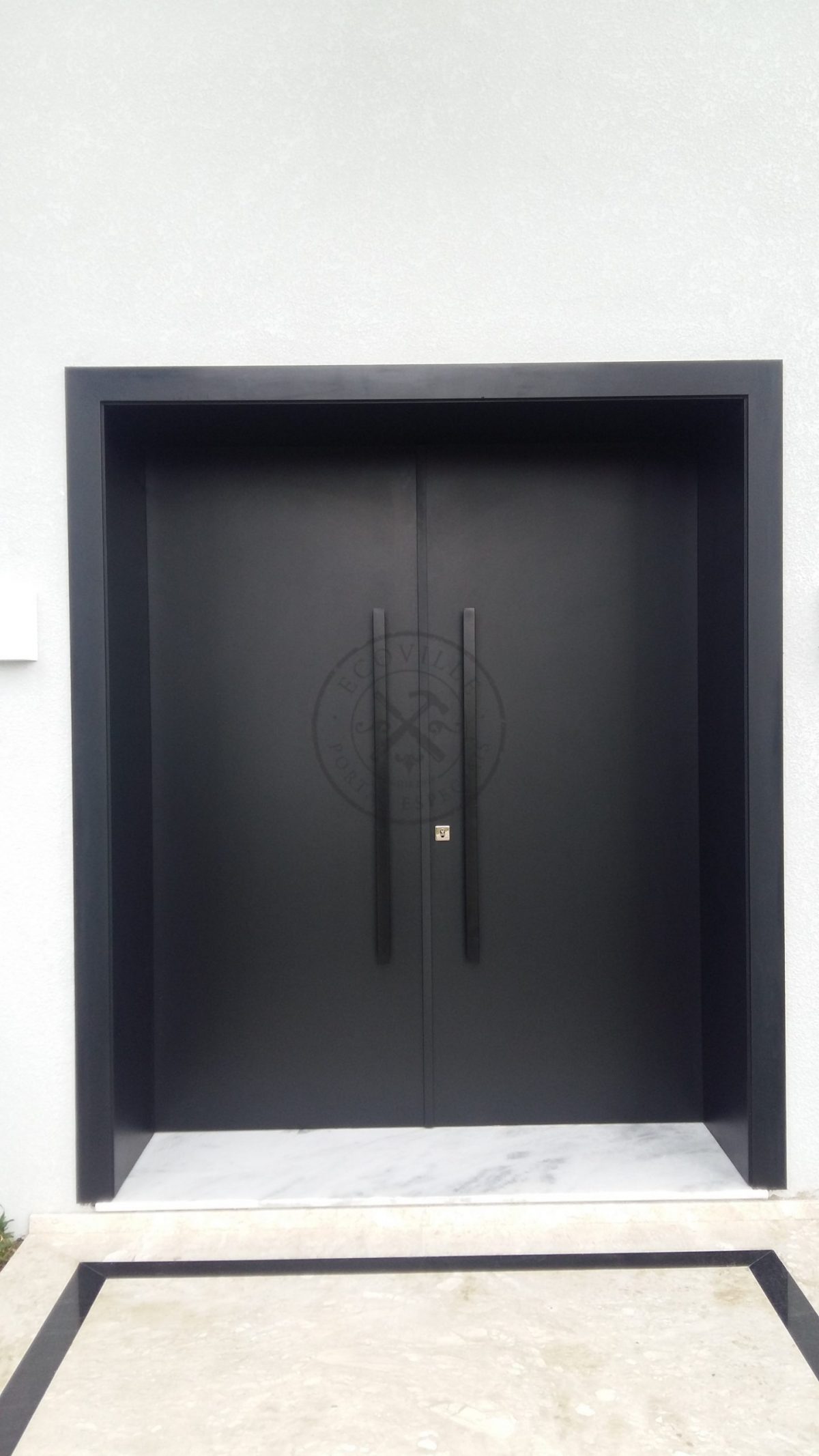 20170505_151758 Porta com estrutura metálica no interior com pintura de laca P.U preto acetinado (Sayerlack) - Imagem 2