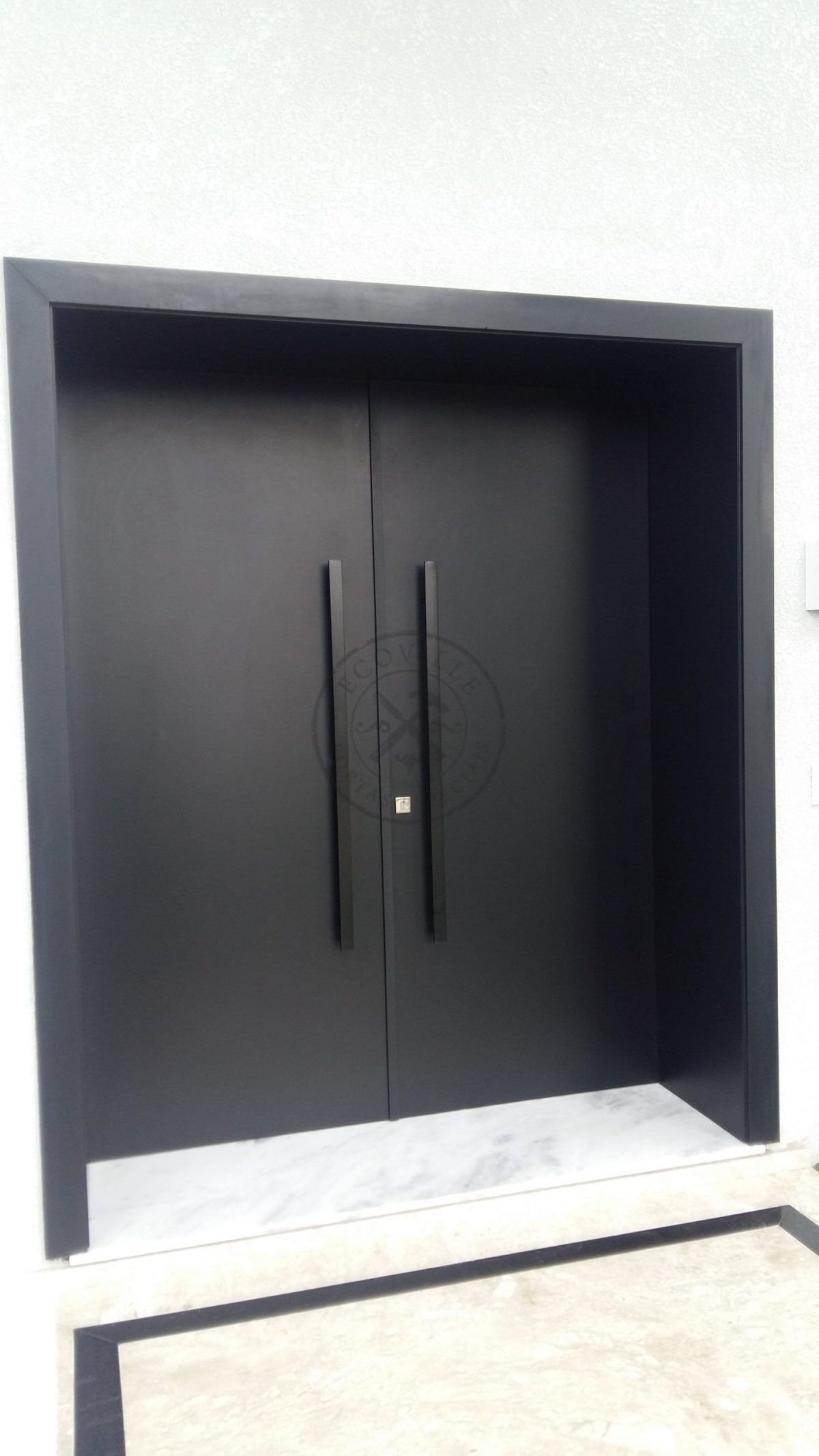 20170505_151833-1 Porta com estrutura metálica no interior com pintura de laca P.U preto acetinado (Sayerlack) - Imagem 3