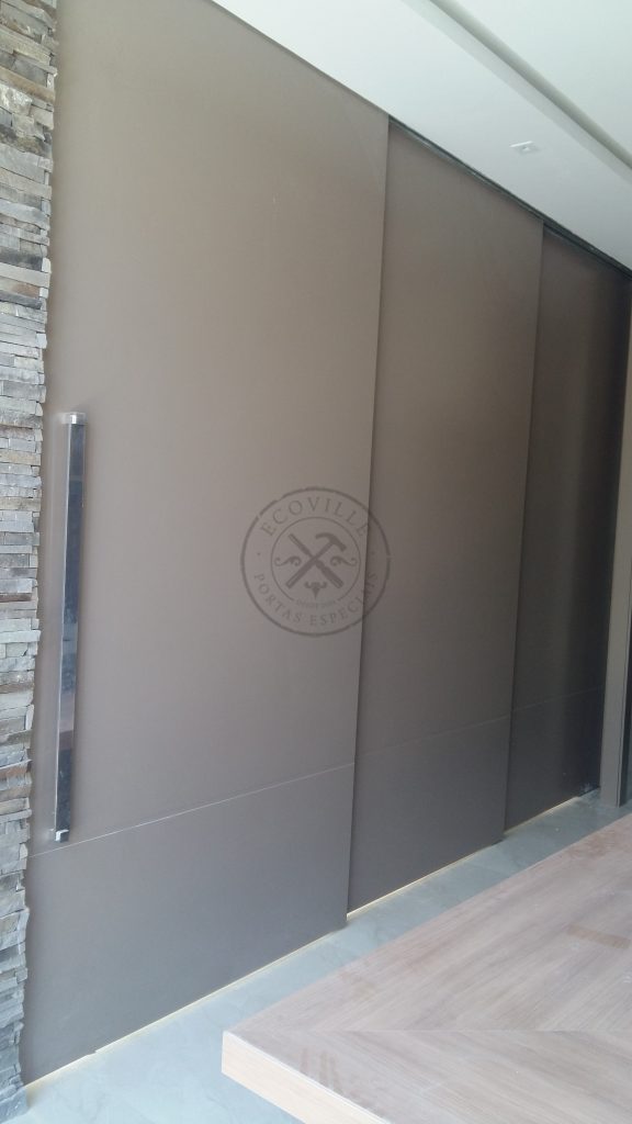 Porta com sistema de correr embutido, tamanho especial com estrutura de ferro no interior - Imagem 2