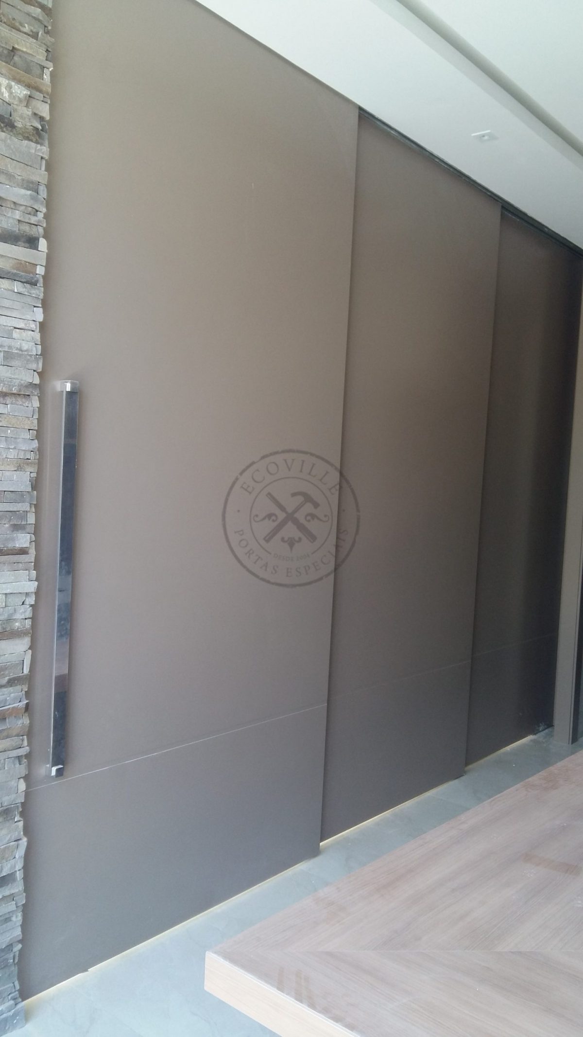 Porta com sistema de correr embutido, tamanho especial com estrutura de ferro no interior - Imagem 2