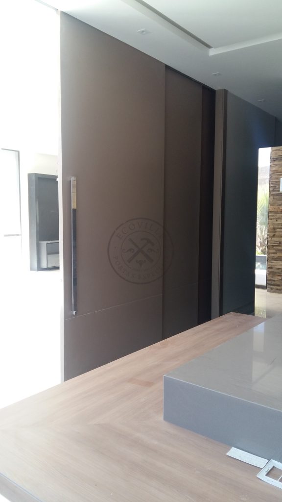 Porta com sistema de correr embutido, tamanho especial com estrutura de ferro no interior - Imagem 3