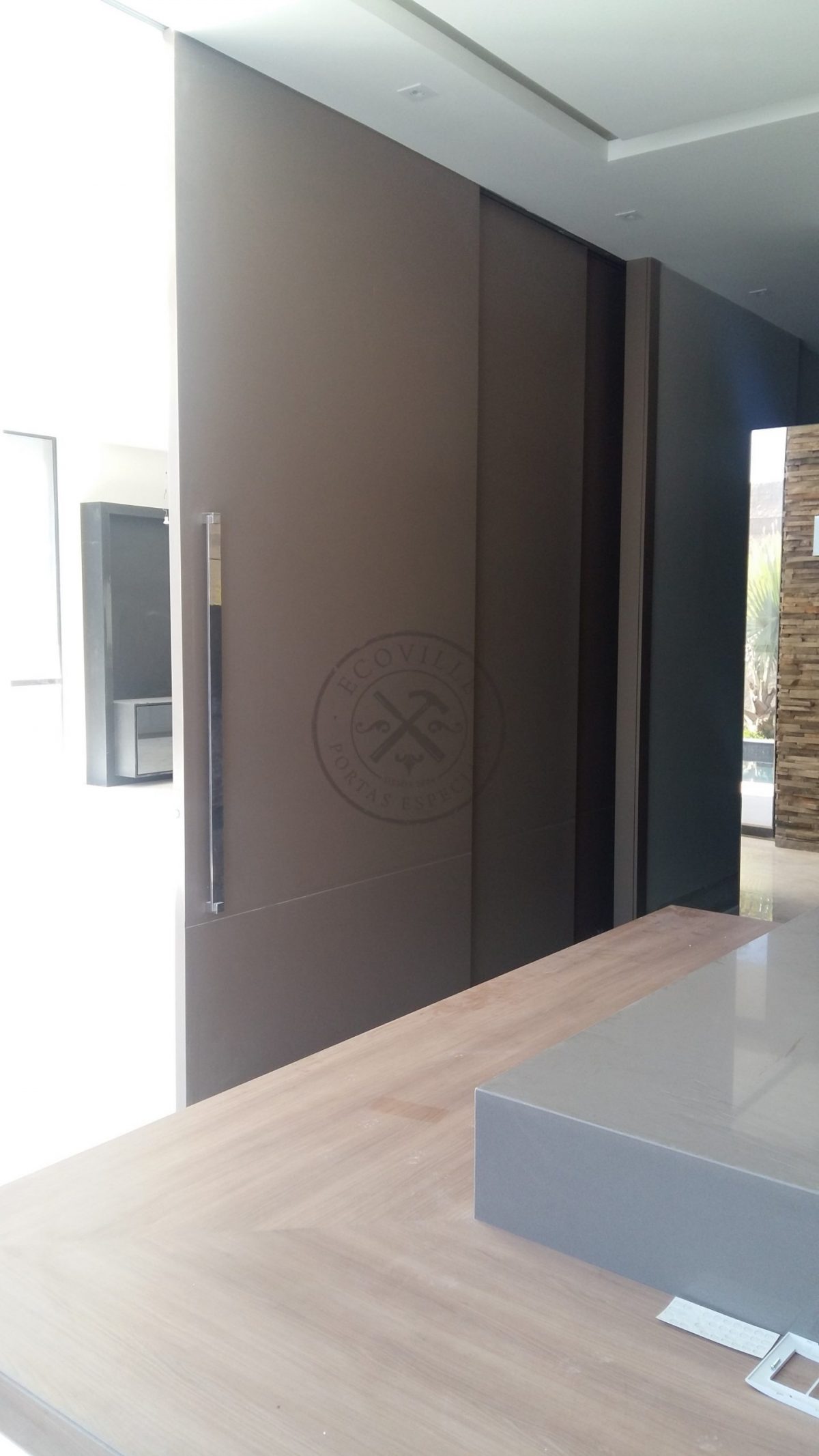 Porta com sistema de correr embutido, tamanho especial com estrutura de ferro no interior - Imagem 3