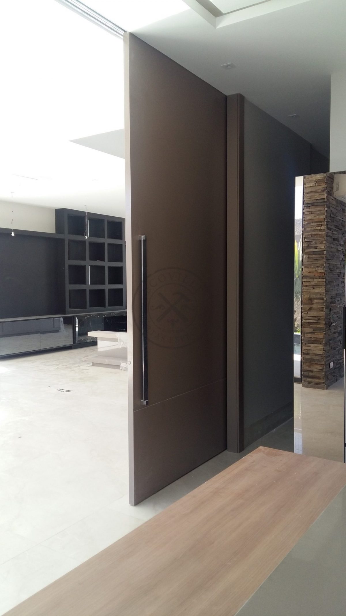 Porta com sistema de correr embutido, tamanho especial com estrutura de ferro no interior - Imagem 4