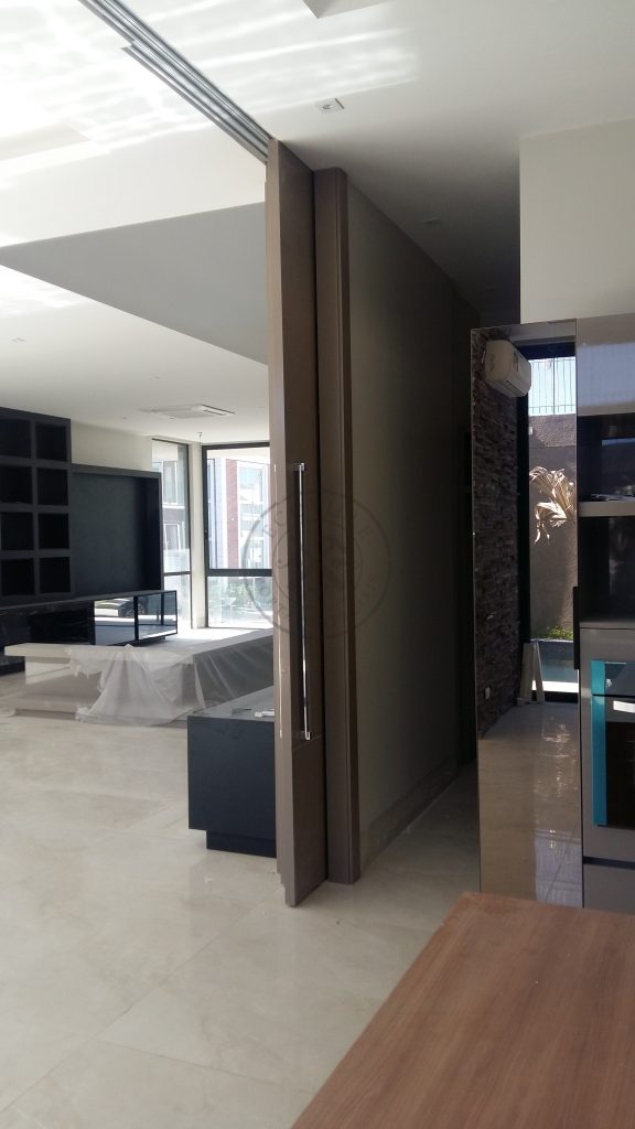 Porta com sistema de correr embutido, tamanho especial com estrutura de ferro no interior - Imagem 5