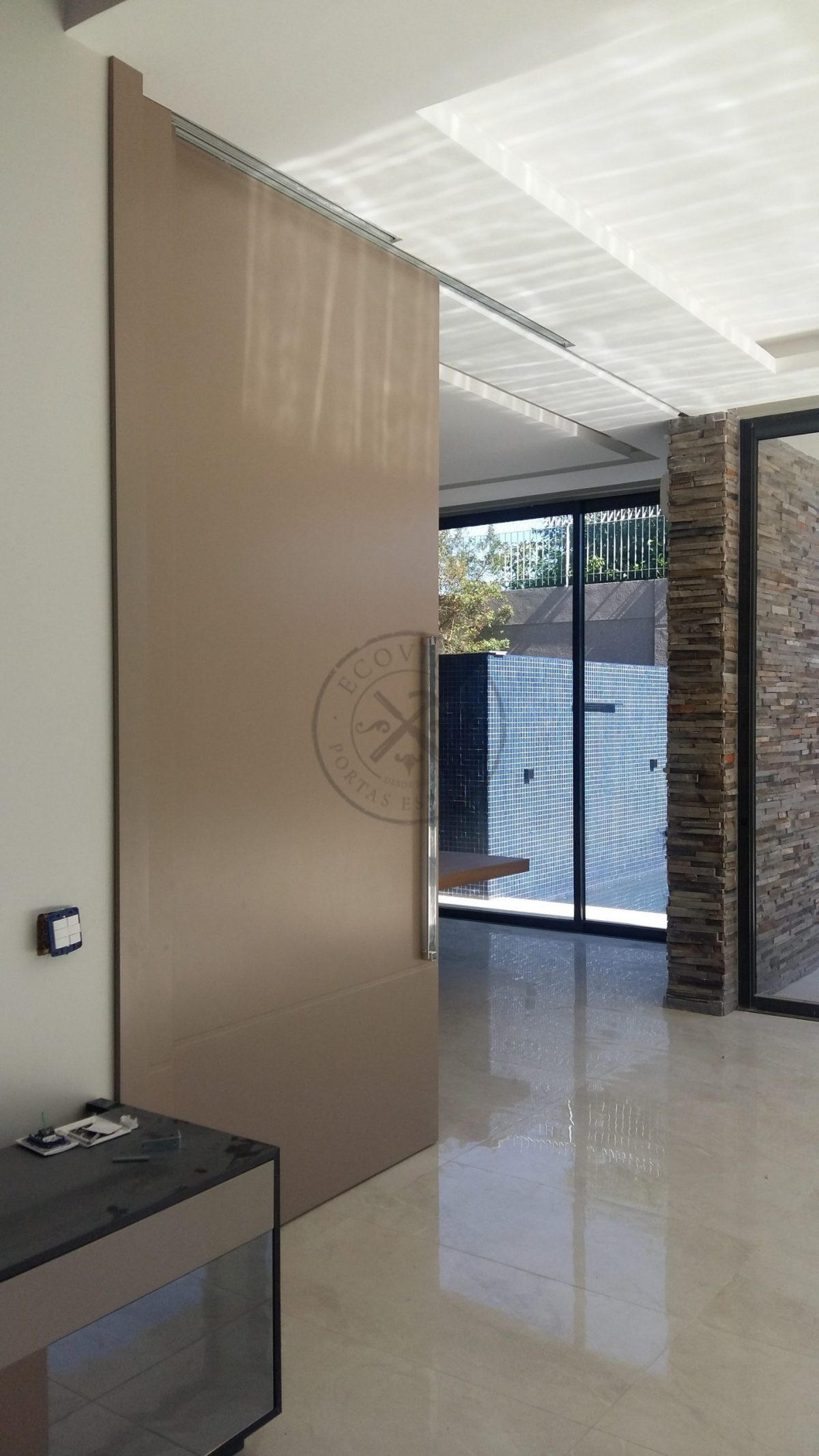 Porta com sistema de correr embutido, tamanho especial com estrutura de ferro no interior - Imagem 7