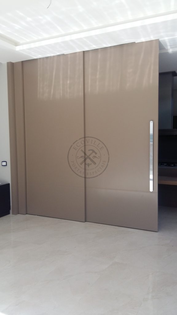 Porta com sistema de correr embutido, tamanho especial com estrutura de ferro no interior - Imagem 8