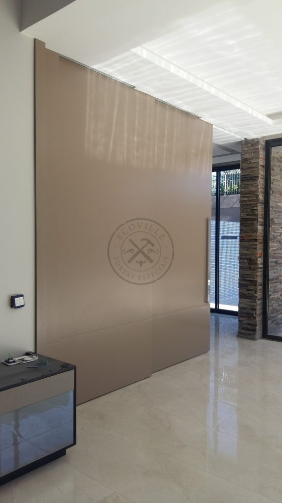 Porta com sistema de correr embutido, tamanho especial com estrutura de ferro no interior - Imagem 9