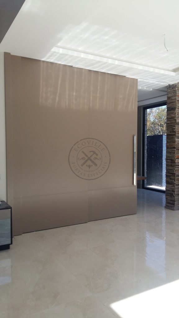 Porta com sistema de correr embutido, tamanho especial com estrutura de ferro no interior - Imagem 10