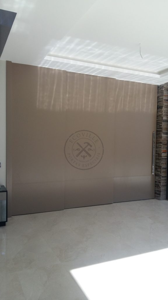 Porta com sistema de correr embutido, tamanho especial com estrutura de ferro no interior - Imagem 11