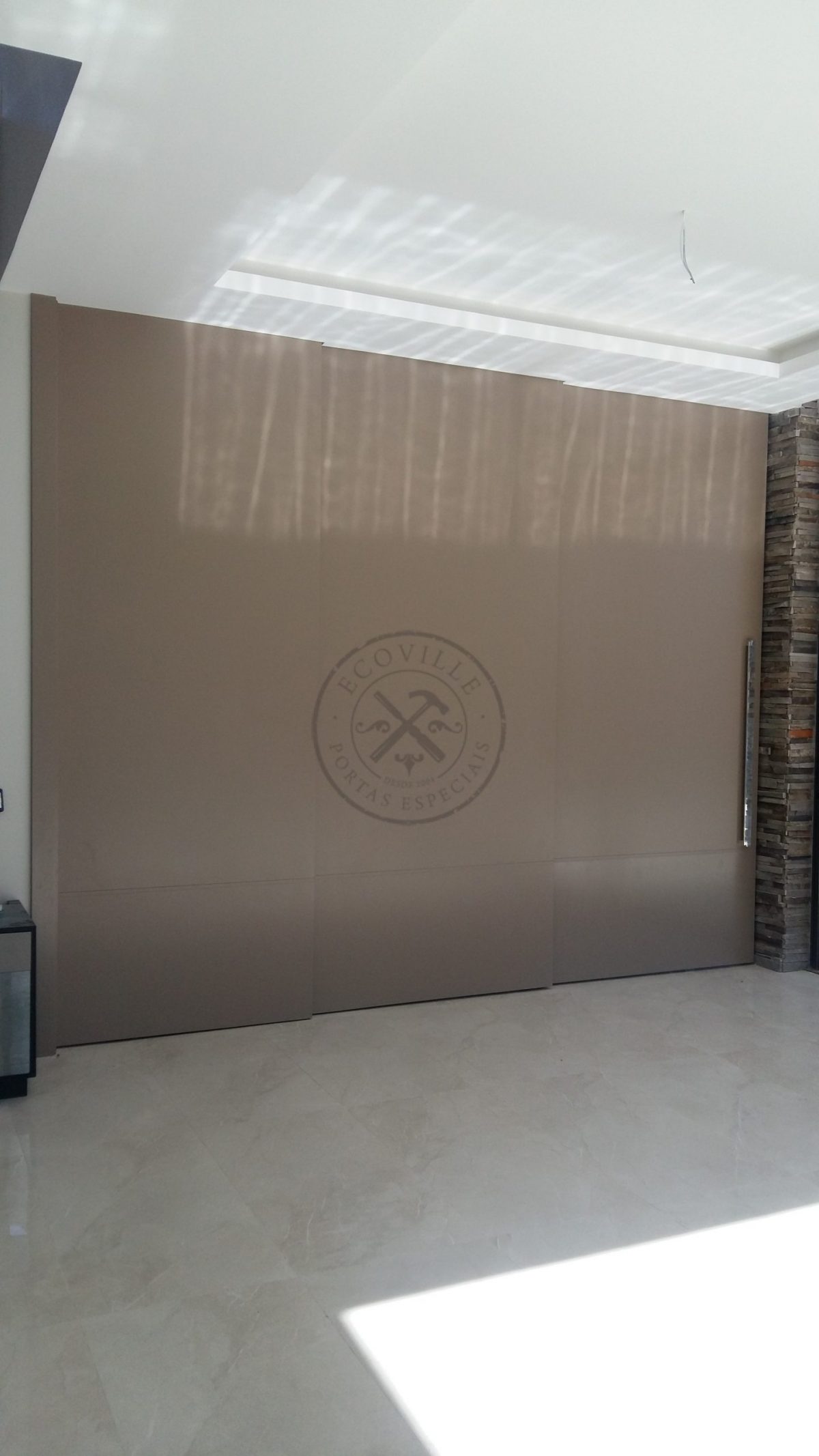 Porta com sistema de correr embutido, tamanho especial com estrutura de ferro no interior - Imagem 11