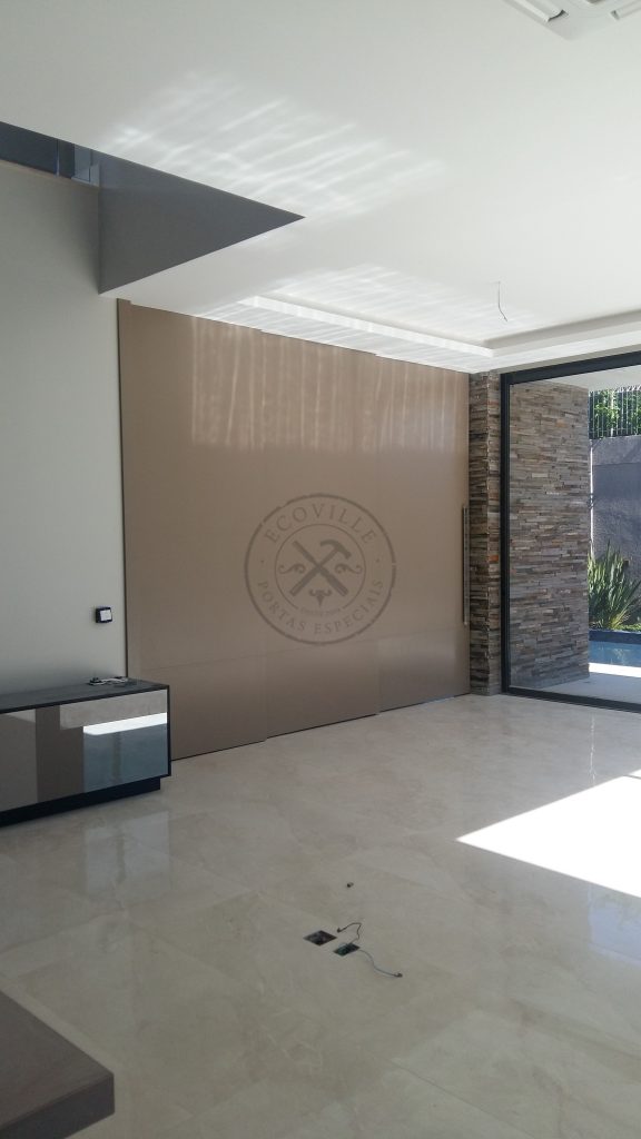 Porta com sistema de correr embutido, tamanho especial com estrutura de ferro no interior - Imagem 12