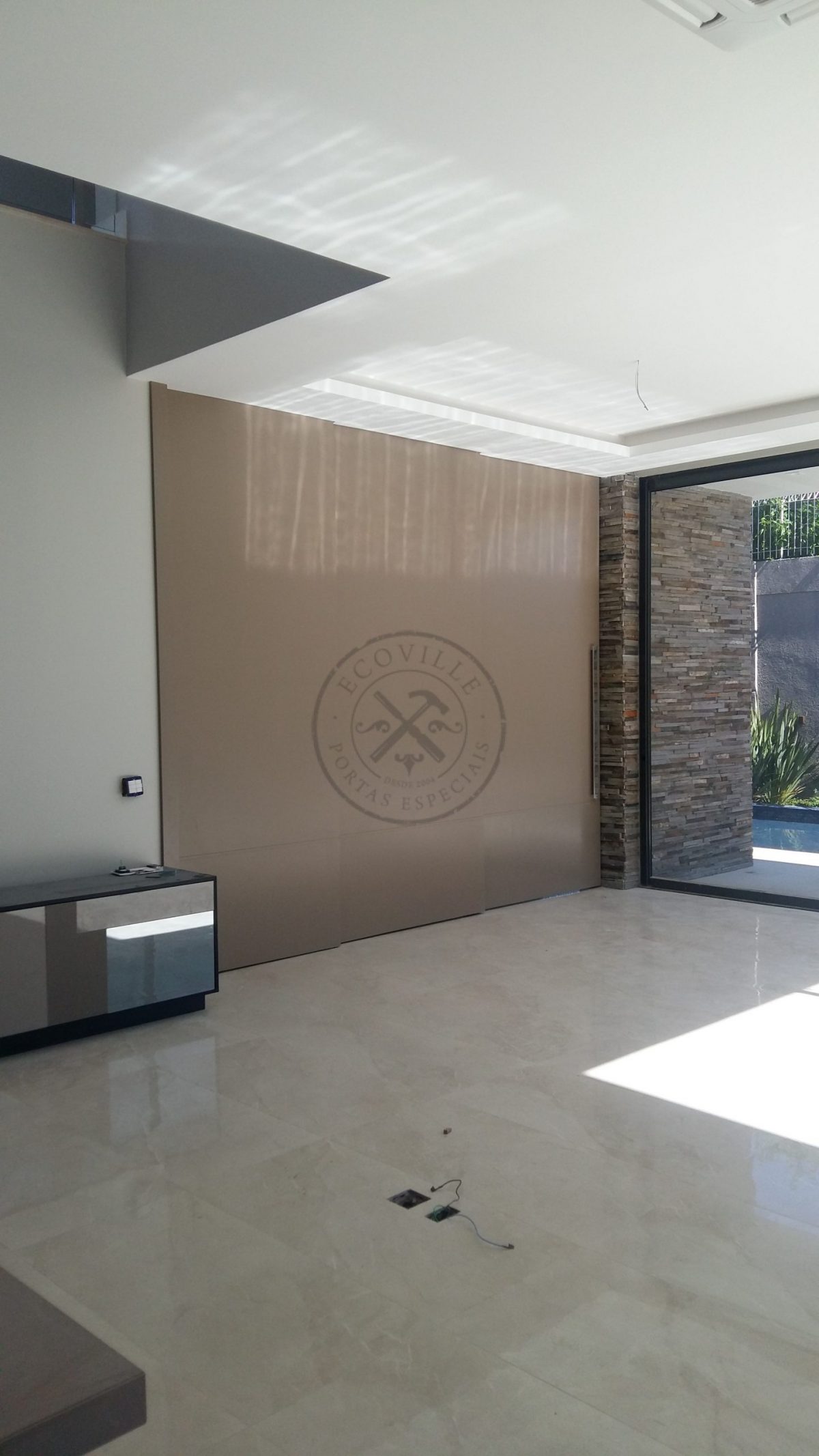 Porta com sistema de correr embutido, tamanho especial com estrutura de ferro no interior - Imagem 12