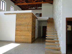 Porta de correr com sistema embutido de madeira de demolição - Imagem 2