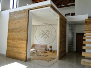 Porta de correr com sistema embutido de madeira de demolição - Imagem 3