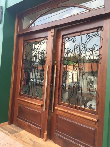 Porta de abertura dupla exclusiva, madeira maciça de Imbuia com grade de ferro postigo - Imagem 3