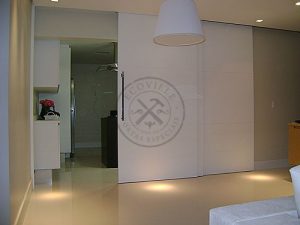 Porta de correr com três folhas sobrepostas, pintura de laca P.U branco fosco (Sayerlack)