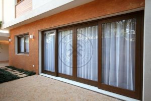 Porta de correr com sistema embutido, visor de vidro panorâmica incolor