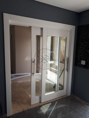 Porta com sistema de correr embutido com vidro panorâmico incolor - Imagem 4