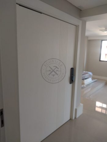Porta pivotante com revestimento em MDF com frisos verticais e pintura laca branco acetinado - Imagem 3