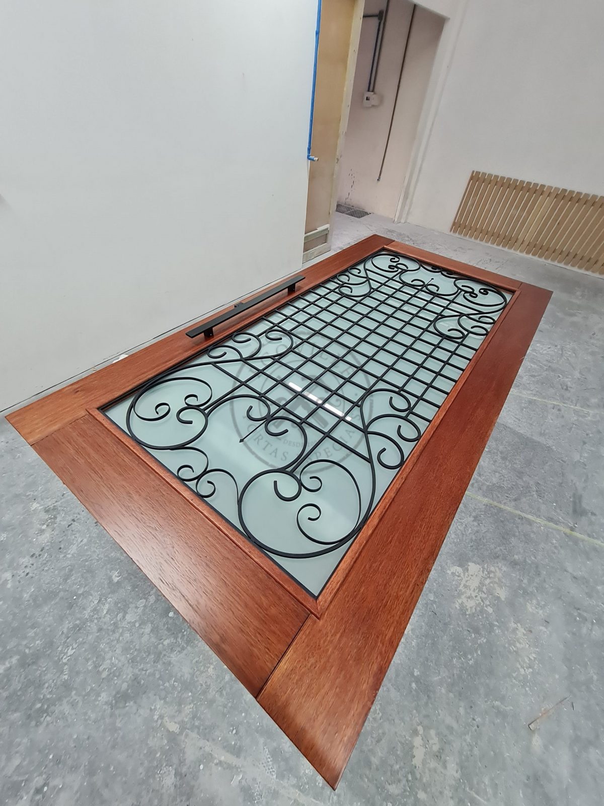 Porta pivotante de madeira maciça com grade de ferro e vidro jateado 10 milímetros. - Imagem 2