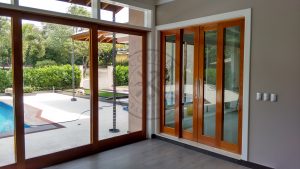 Porta com sistema de correr embutido com vidro panorâmico - Imagem 3