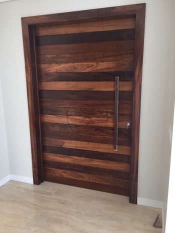 Porta pivotante de lambril de Imbuia com painel lateral fixo seguindo modelo da porta - Imagem 4