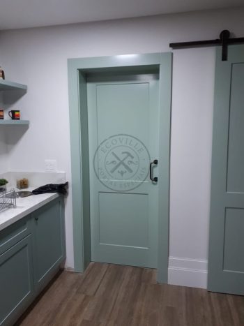 Porta de correr com trilho aparente e revestimento em MDF com pintura laca P.U verde acetinado - Imagem 4