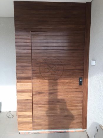 Porta pivotante de lambril maciço com painéis e bandeira seguindo o mesmo alinhamento da porta - Imagem 4