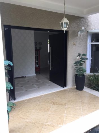 Porta pivotante com revestimento em MDF e pintura em laca preto acetinado - Imagem 3