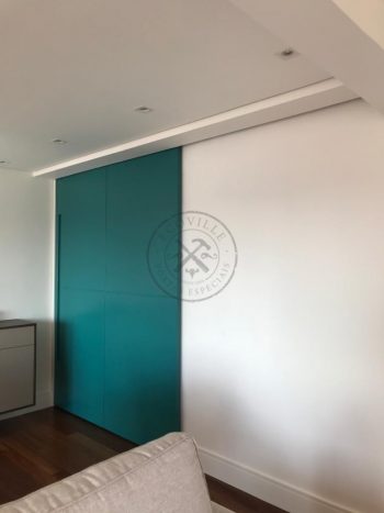 Porta de correr direto na laje com pintura laca especial verde acetinado - Imagem 3