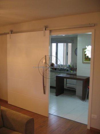 Porta com estrutura de ferro no interior, pintura de laca P.U branco fosco (Sayerlack) - Imagem 3