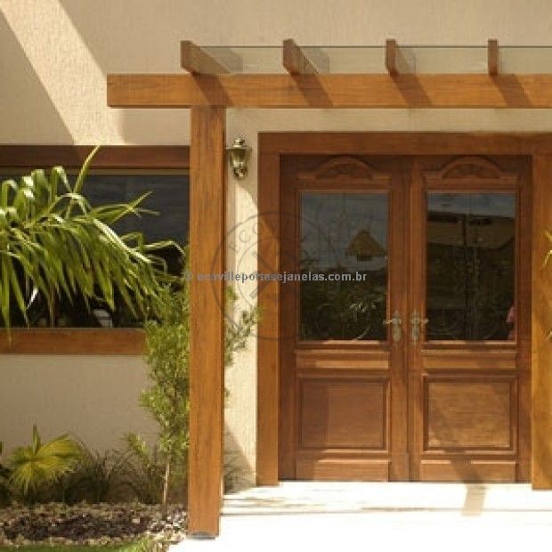 Porta de madeira maciça com sistema de abertura dupla
