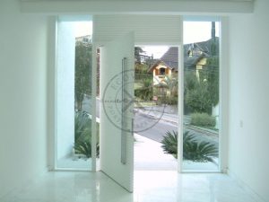 Porta pivotante com revestimento em MDF e pintura laca P.U branco acetinado - Imagem 3