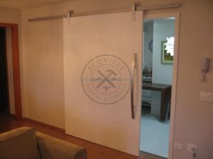 Porta com estrutura de ferro no interior, pintura de laca P.U branco fosco (Sayerlack) - Imagem 4