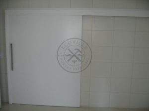 Porta de correr com estrutura de ferro no interior, pintura de laca P.U branco acetinado (Sayerlack) - Imagem 3