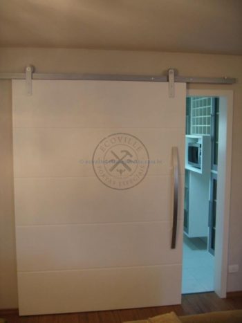 Porta com estrutura de ferro no interior, pintura de laca P.U branco fosco (Sayerlack) - Imagem 5