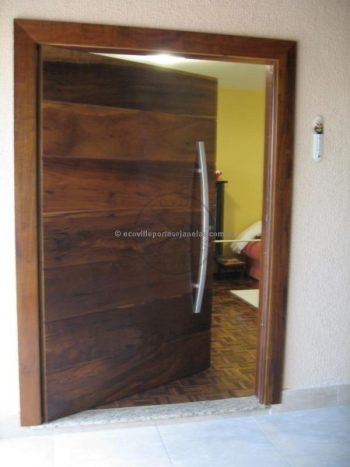 Porta pivotante reforçada com metalon de ferro no interior, revestido com lambril de imbuia - Imagem 3